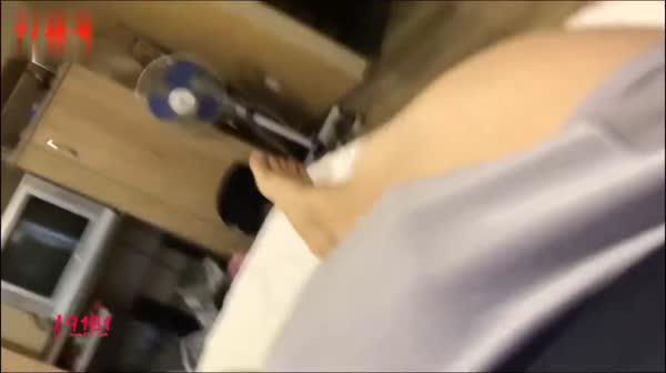 新人操哥最新绝美精品原创佳作操遍欧洲系列第5部-乌克兰首都机场偶遇中国小骚货（完整版）丨勾搭上床震蛋伺候，无套爆插，BB特写附带聊天记录 ～1080P高清无水印！